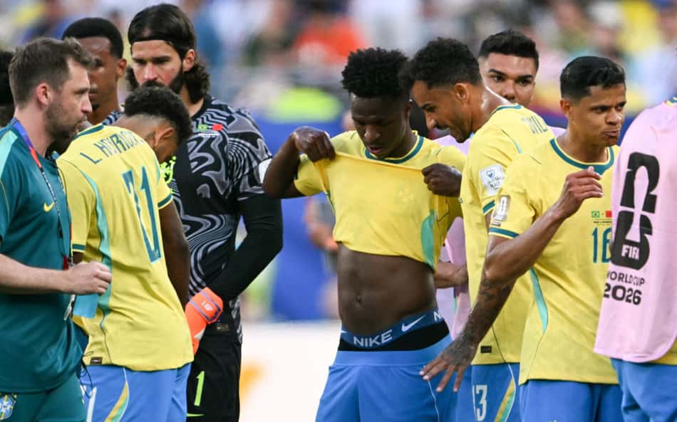 Jogadores do Brasil conversam durante pausa para hidratação do jogo contra Marrocos