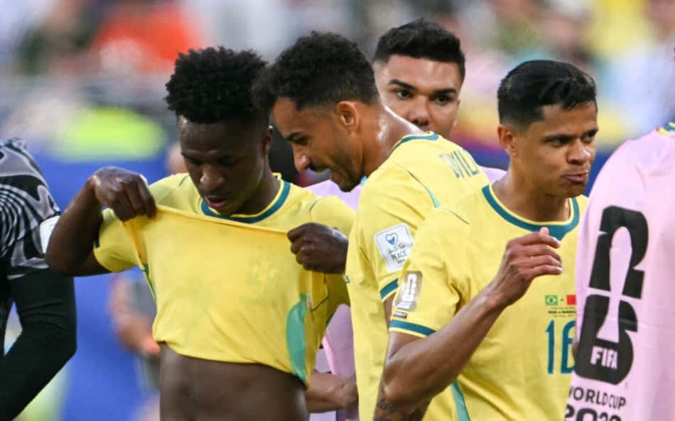 Jogadores do Brasil conversam durante pausa para hidratação do jogo contra Marrocos