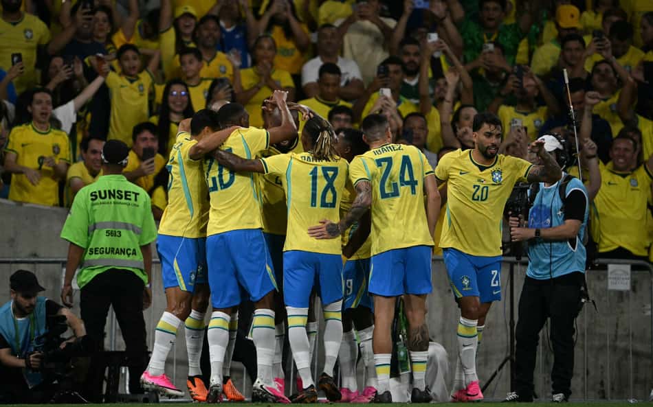 Jogadores do Brasil se arbaçam e comemoram gol de Igor Thiago sobre o Panamá.