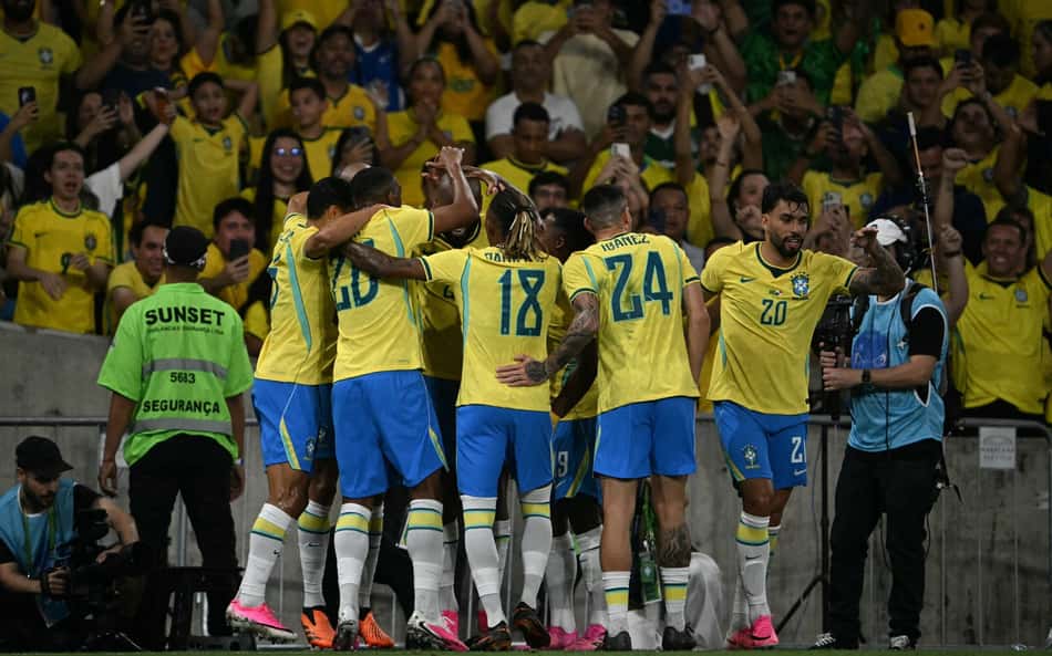 Jogadores do Brasil se arbaçam e comemoram gol de Igor Thiago sobre o Panamá.