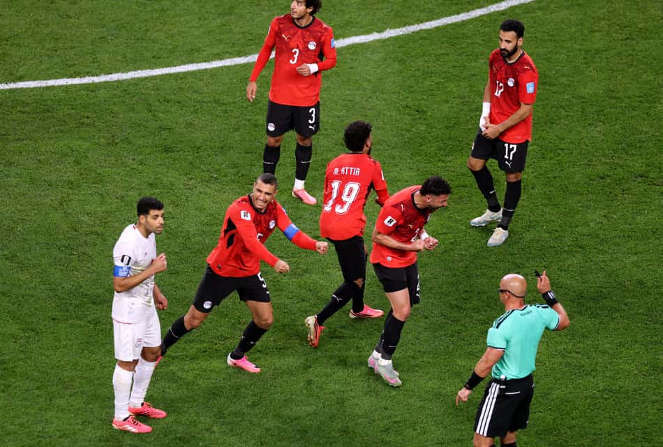 Jogadores do Egito comemoram gol anulado do Irã na Copa do Mundo