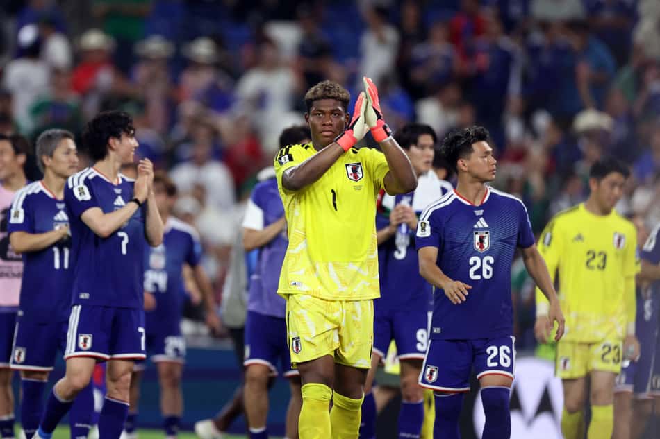 Jogadores do Japão celebram goleada sobre a Tunísia com torcida no estádio