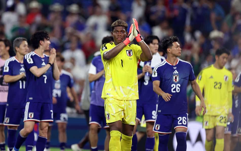 Jogadores do Japão celebram goleada sobre a Tunísia com torcida no estádio