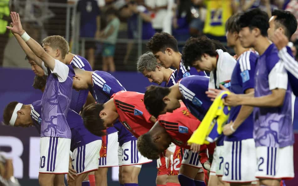 Jogadores do Japão se curvam em agradecimento à torcida na Copa do Mundo
