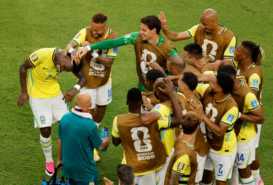 Jogadores do banco de reservas da Seleção Brasileira comemoram gol de Vini Jr em Brasil x Escócia