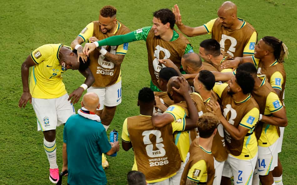 Jogadores do banco de reservas da Seleção Brasileira comemoram gol de Vini Jr em Brasil x Escócia