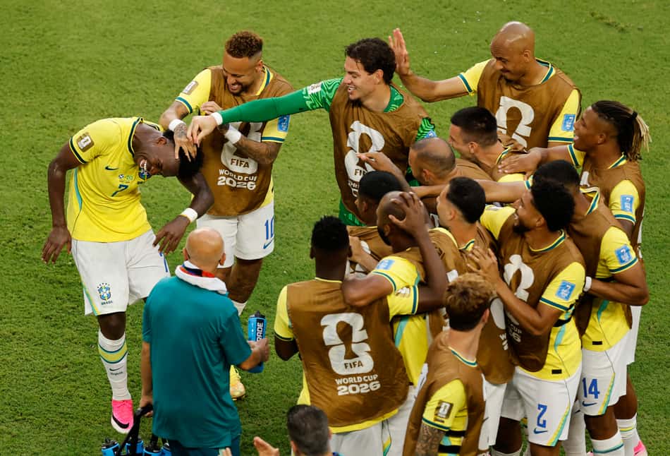 Jogadores do banco de reservas da Seleção Brasileira comemoram gol de Vini Jr em Brasil x Escócia