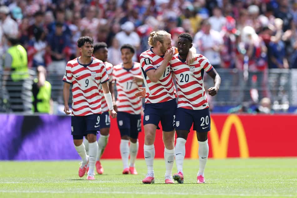 Jogadores dos Estados Unidos celebram o primeiro gol da equipe, marcado por um gol contra de Cameron Burgess #21 (não na foto) da Austrália durante a partida do Grupo D da Copa do Mundo FIFA 2026 entre EUA e Austrália