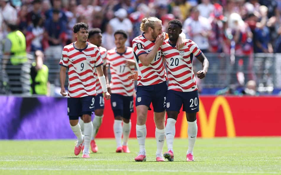 Jogadores dos Estados Unidos celebram o primeiro gol da equipe, marcado por um gol contra de Cameron Burgess #21 (não na foto) da Austrália durante a partida do Grupo D da Copa do Mundo FIFA 2026 entre EUA e Austrália