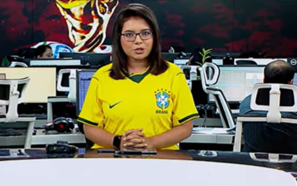 Jornal de Bangladesh é apresentado com a camisa da Seleção Brasileira