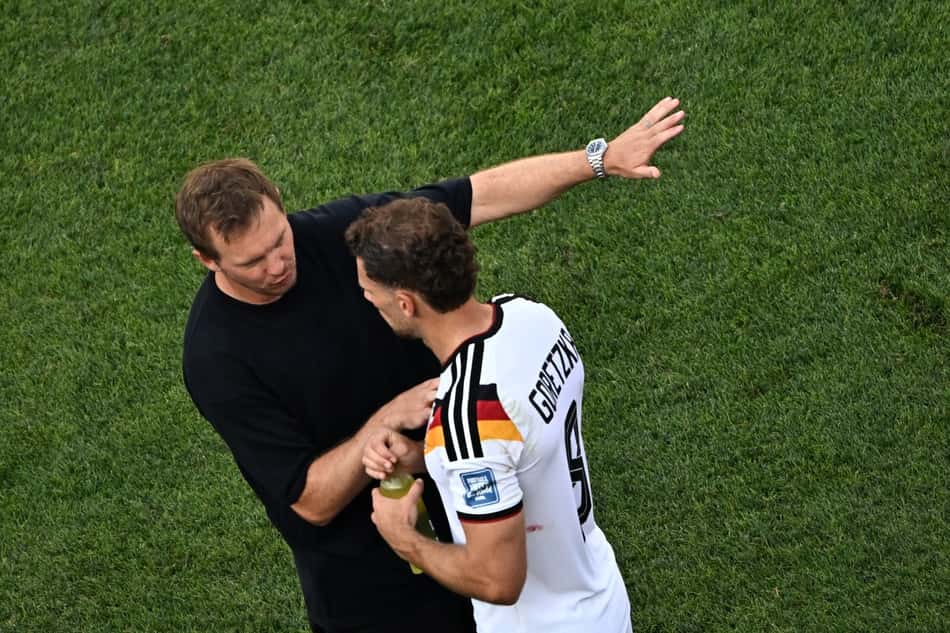 Julian Nagelsmann, técnico da Alemanha, passa orientações ao meio-campista Goretzka durante jogo contra o Paraguai