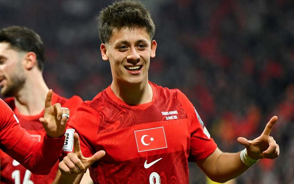 Kadioglu e Arda Güler comemoram gol da Turquia sobre a Romênia