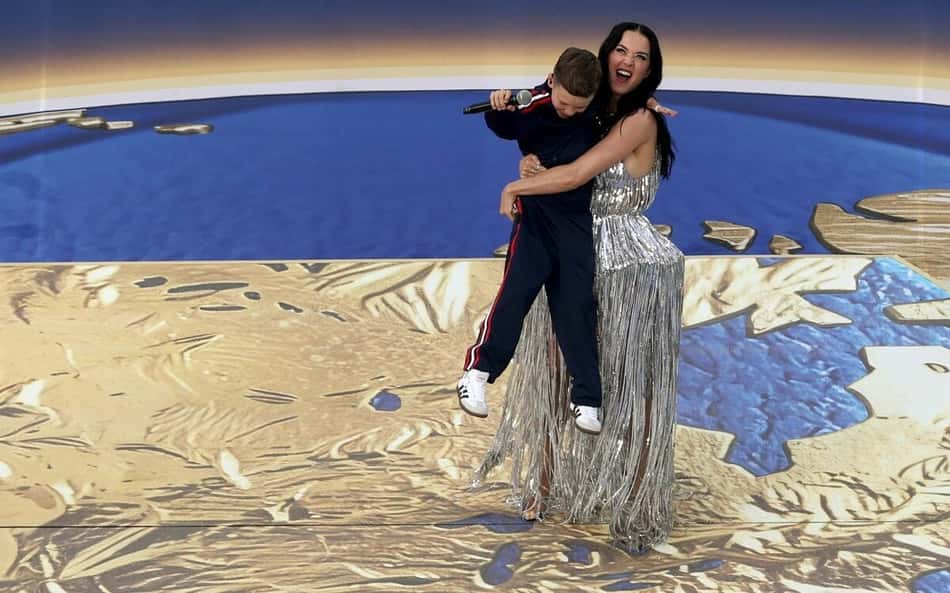 Quem é a criança que cantou com Katy Perry na abertura da Copa do Mundo?