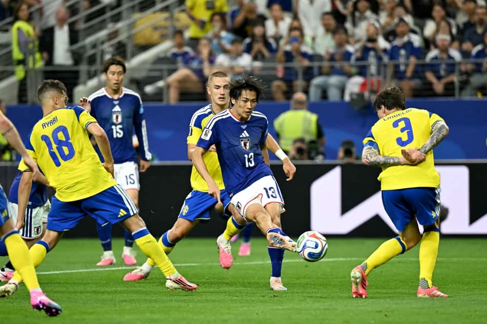 Keito Nakamura é cercado por jogadores suecos em jogo da Copa do Mundo