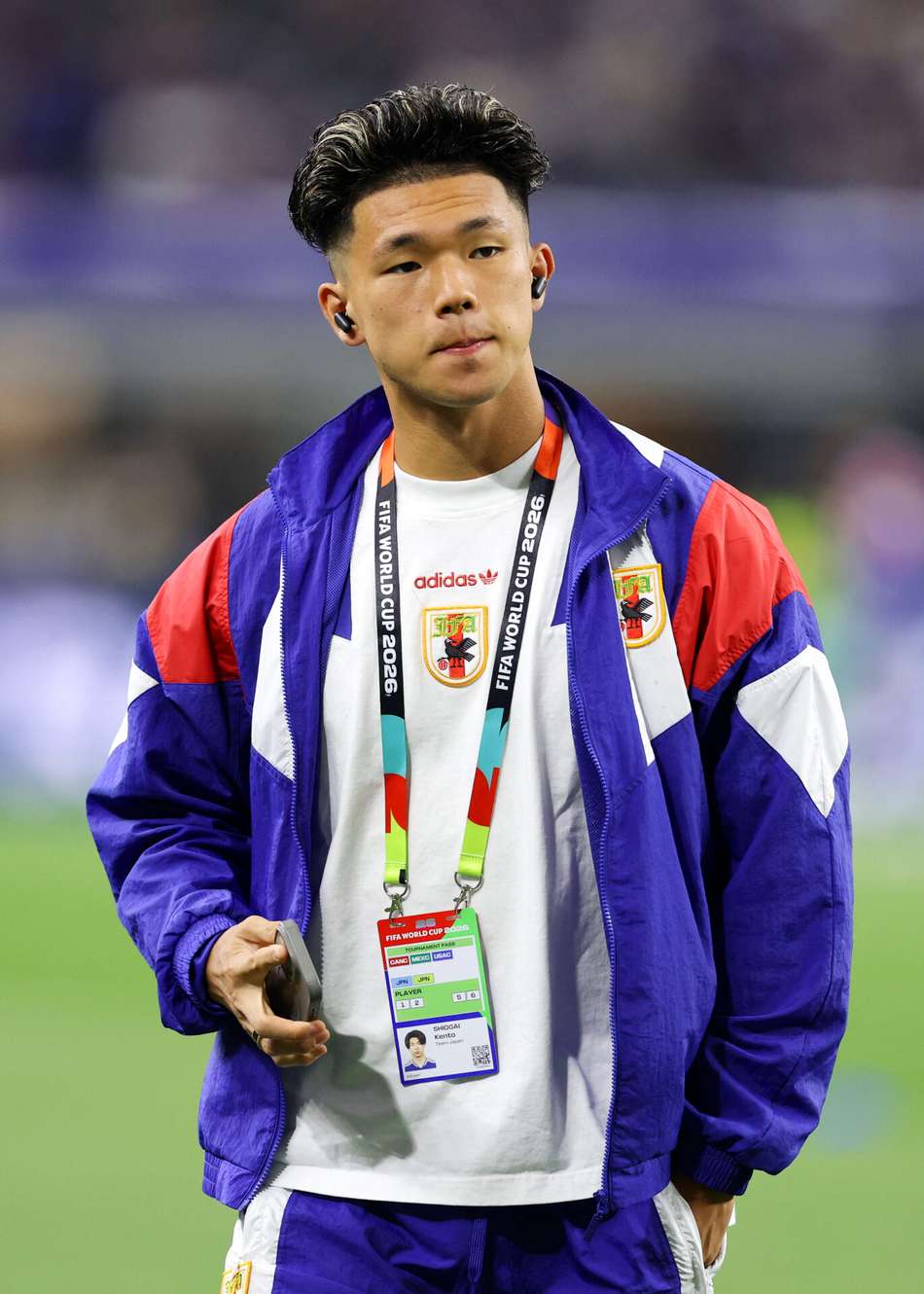 Kento Shiogai (nº 26), do Japão, inspeciona o gramado antes da partida contra a Suécia pelo Grupo F da Copa do Mundo da FIFA 2026, no Dallas Stadium, em Arlington, Texas
