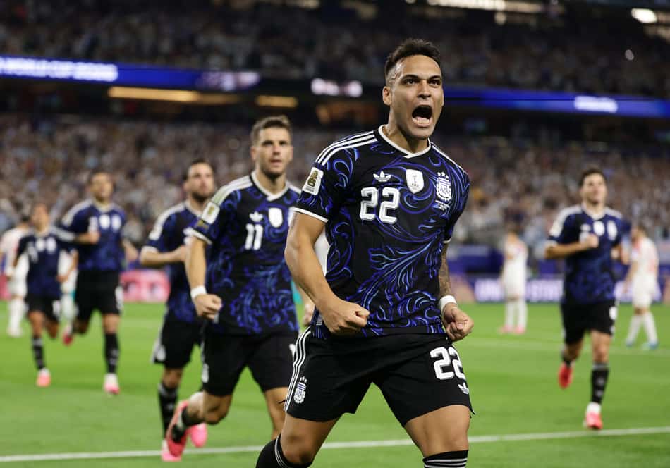 Lautaro Martínez comemora gol marcado pela Argentina sobre a Jordânia, na Copa do Mundo