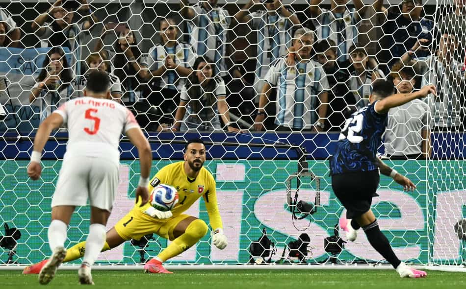 Lautaro Martínez desloca o goleiro Abu Laila para marcar seu gol em Argentina x Jordânia, na Copa do Mundo
