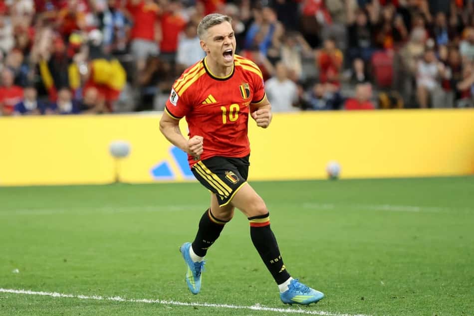 Leandro Trossard vibra com gol para a Bélgica na Copa do Mundo