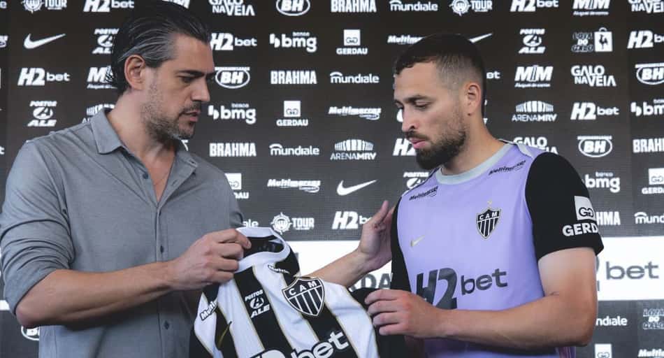 Léo Duarte sendo apresentado por Paulo Bracks (Foto: Pedro Souza / Atlético)