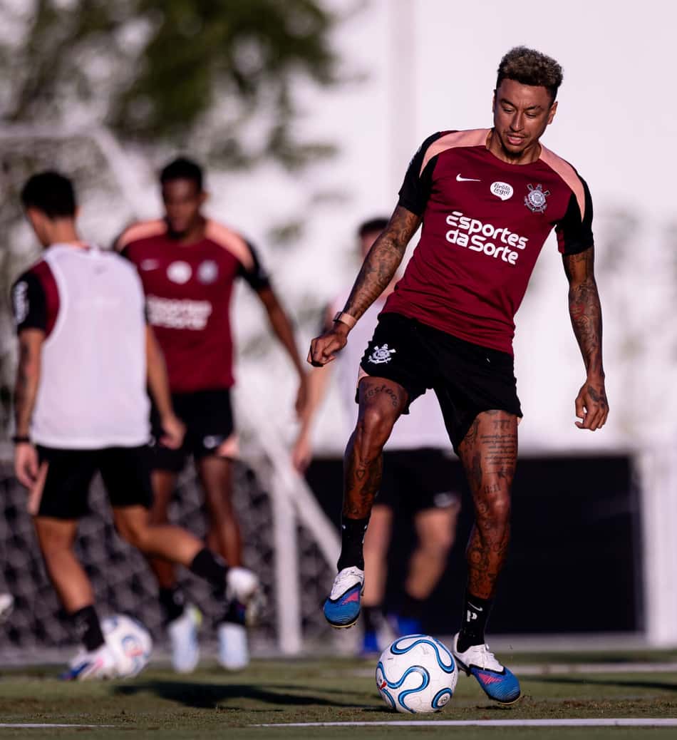 Lingard olhando para bola