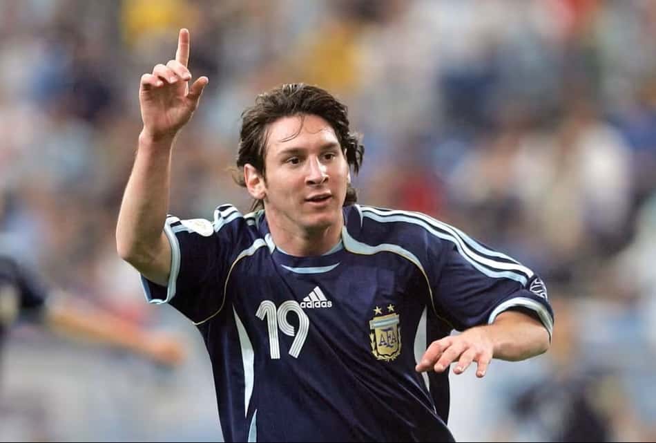 Messi comemorando gol apontando pro alto