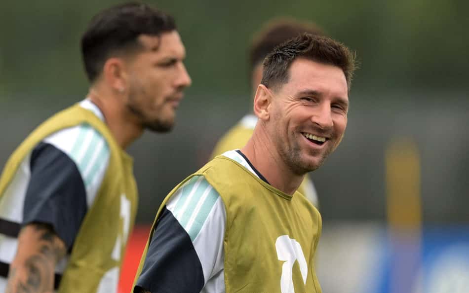Lionel Messi sorri durante treino da Argentina na Copa do Mundo