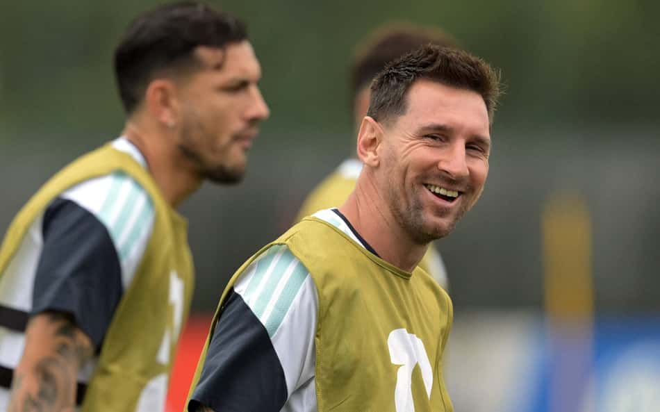 Lionel Messi sorri durante treino da Argentina na Copa do Mundo