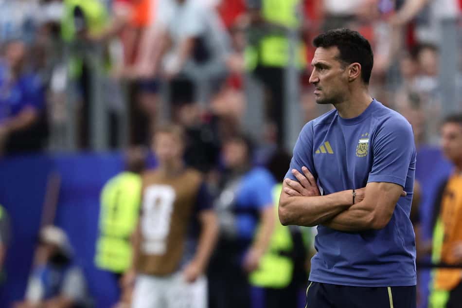 Lionel Scaloni observa a partida entre Argentina e Áustria, pela Copa do Mundo