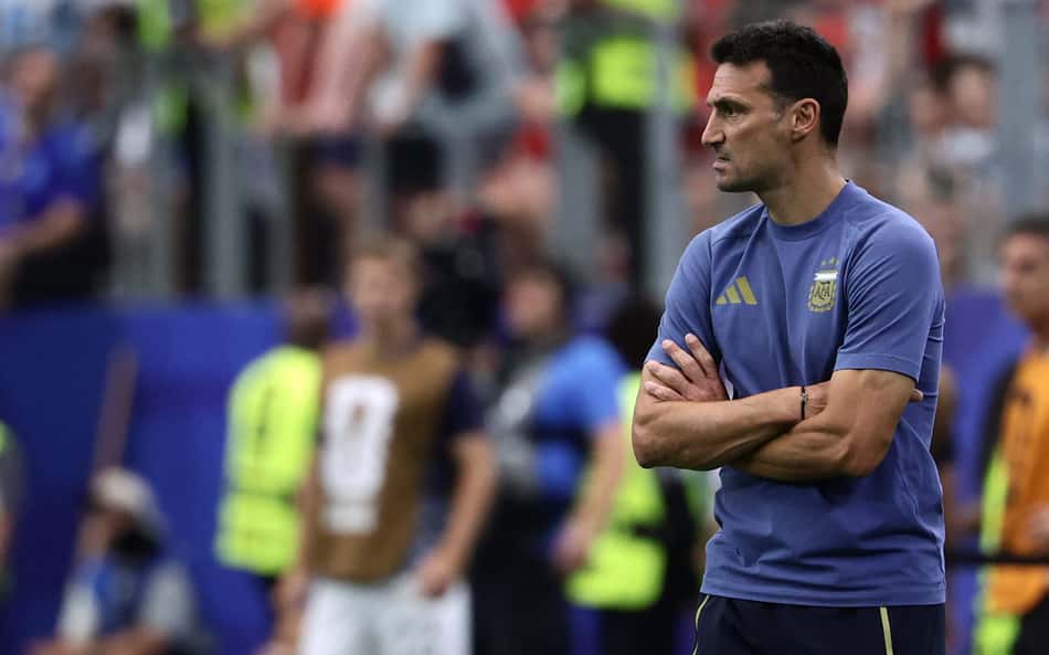 Lionel Scaloni observa a partida entre Argentina e Áustria, pela Copa do Mundo