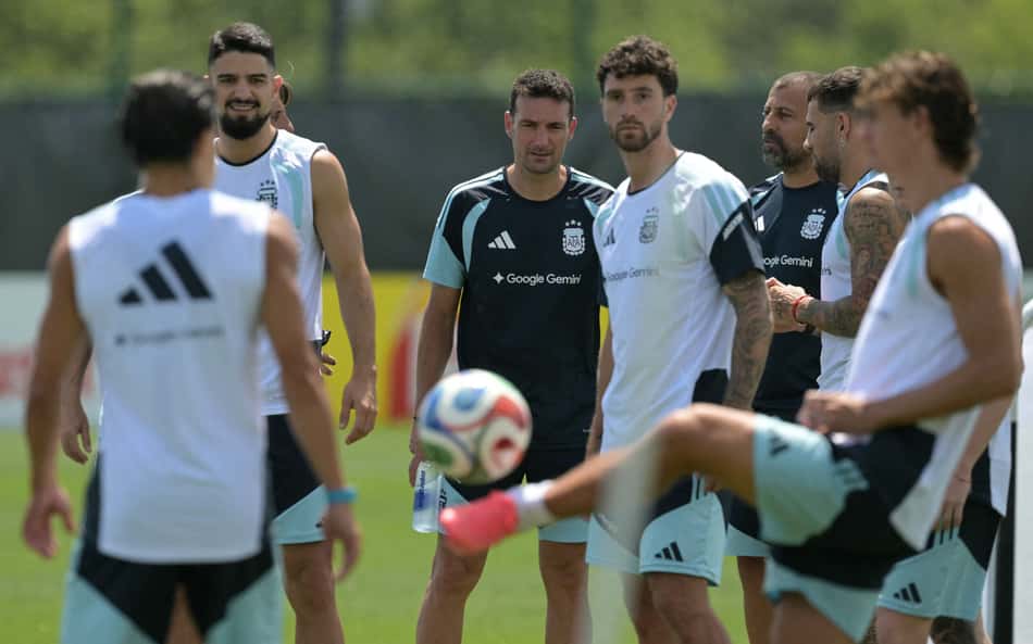 Lionel Scaloni observa treino da Argentina antes de jogo contra a Jordânia pela Copa do Mundo