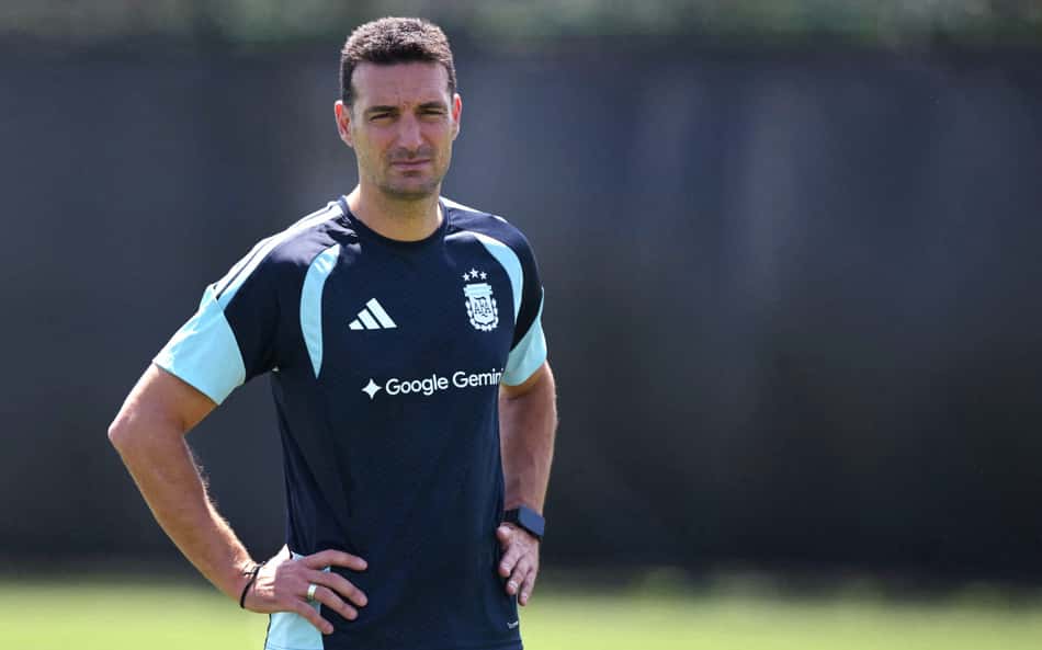 Lionel Scaloni observa treino da Argentina após vitória na estreia da Copa do Mundo