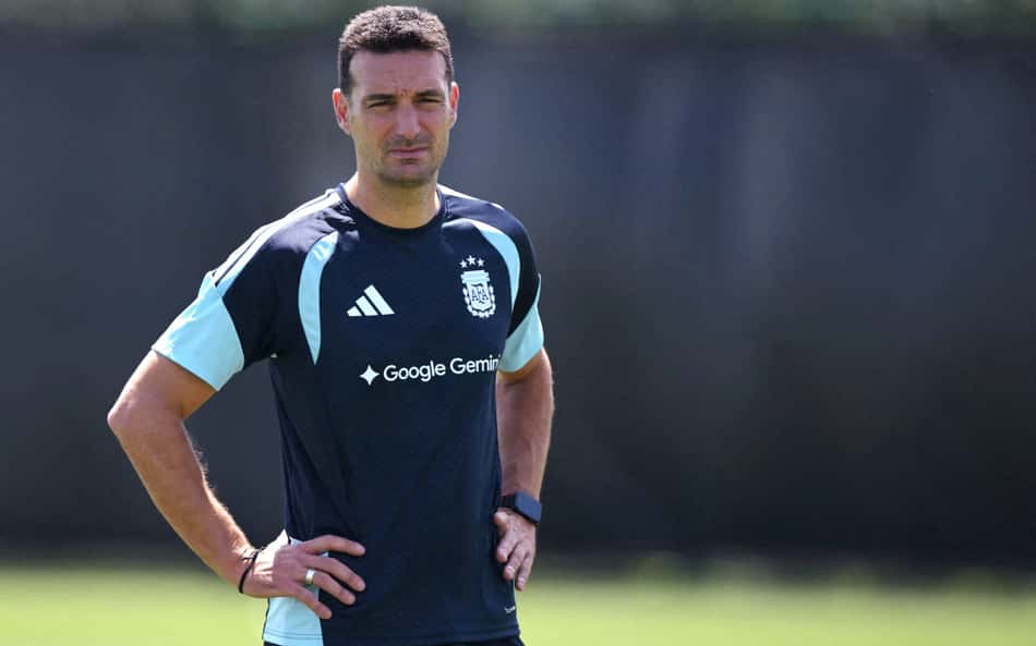 Lionel Scaloni observa treino da Argentina após vitória na estreia da Copa do Mundo