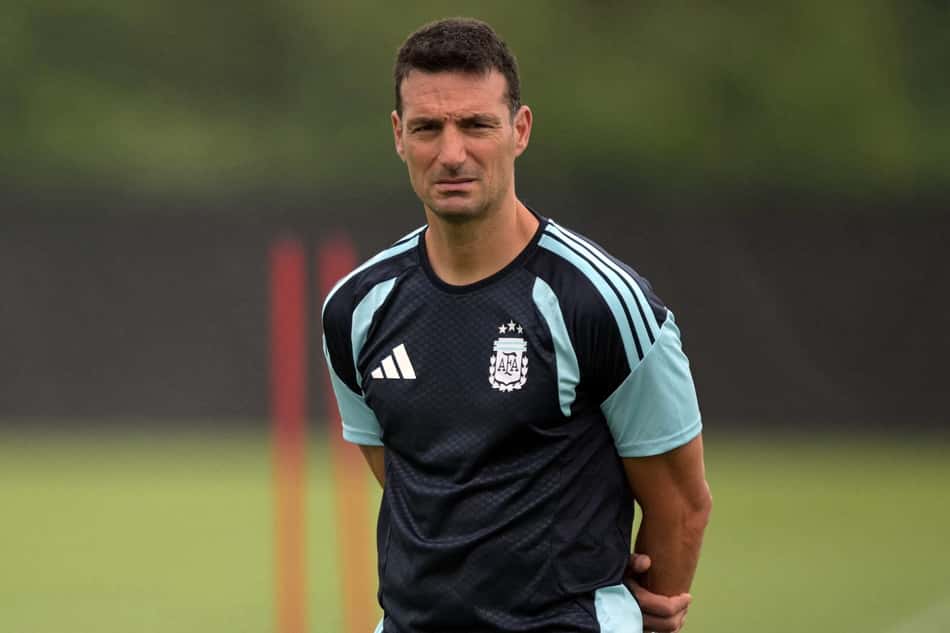 Lionel Scaloni observa treino da Argentina durante a Copa do Mundo