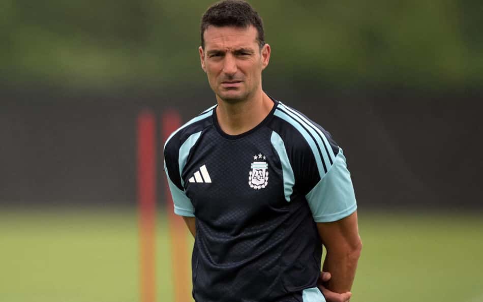 Lionel Scaloni observa treino da Argentina durante a Copa do Mundo