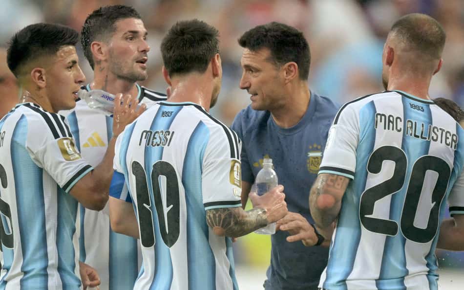 Lionel Scaloni orienta jogadores da Argentina durante estreia na Copa do Mundo contra a Argélia