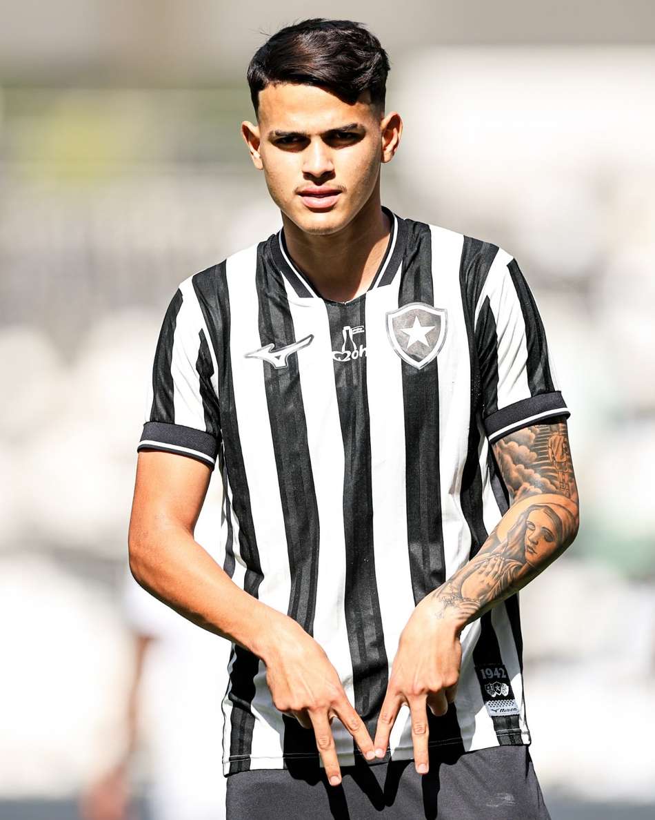 Atacante Lucas Emanuel comemorando gol do Botafogo pelo time sub-17