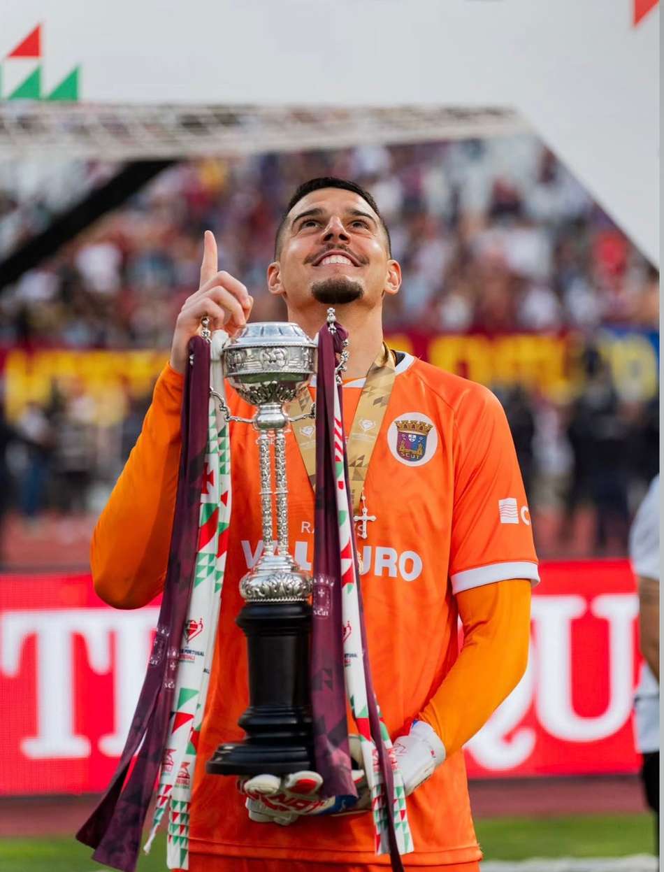 Lucas Paes com o título da Taça de Portugal (Foto: Reprodução/Torreense)