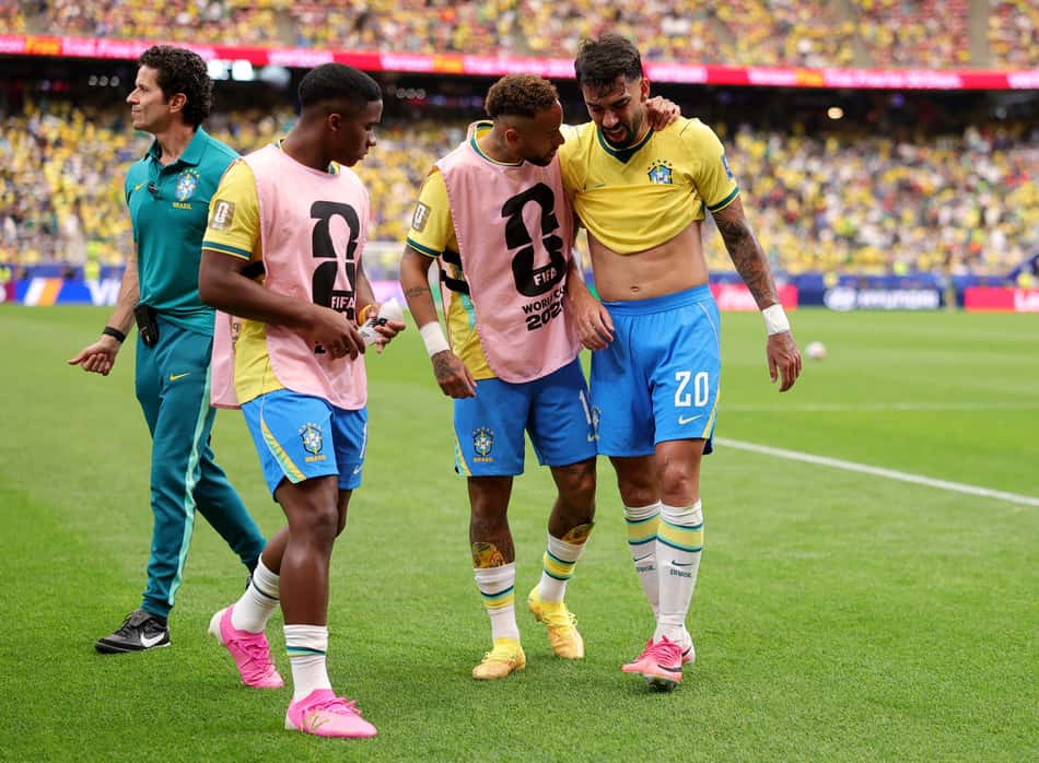 Lucas Paquetá deixa o campo em Brasil x Japão com cara de dor e amparado por Neymar na Copa do Mundo