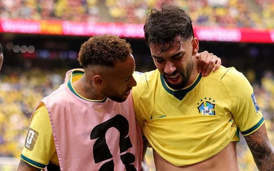 Lucas Paquetá deixa o campo em Brasil x Japão com cara de dor e amparado por Neymar na Copa do Mundo