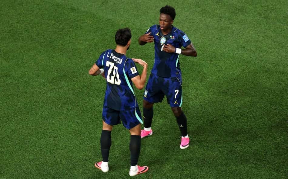 Lucas Paquetá e Vini Jr dançam em comemoração de gol do Brasil contra o Haiti