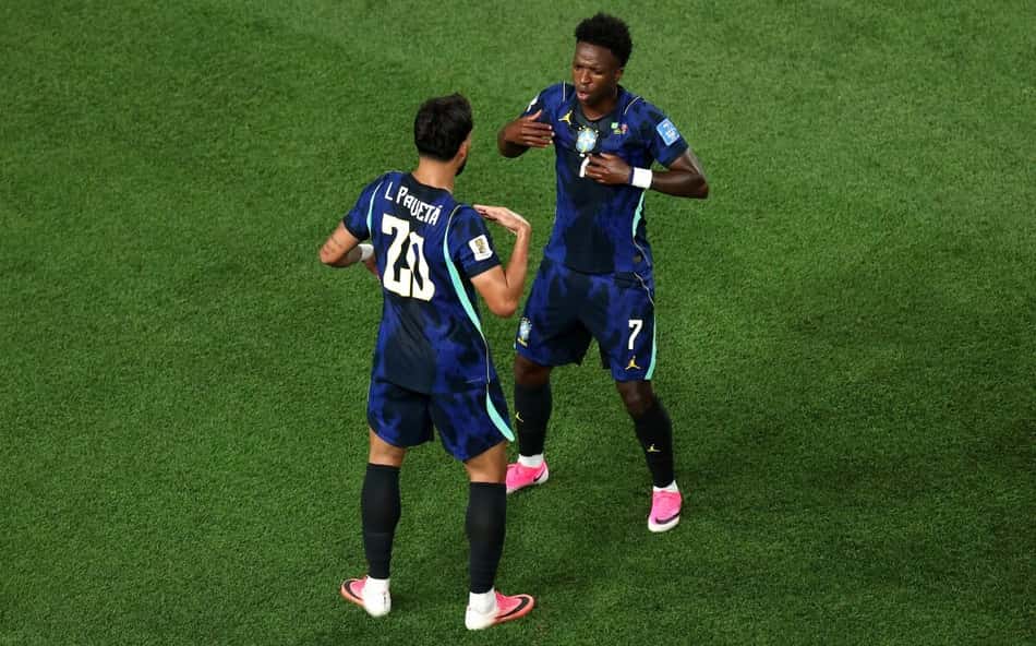 Lucas Paquetá e Vini Jr, com a camisa azul do Brasil, dançam em comemoração de gol do terceiro gol sobre o Haiti