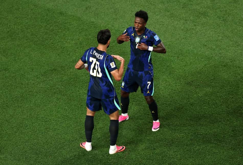 Lucas Paquetá e Vini Jr dançam em comemoração de gol do Brasil contra o Haiti (Foto: Kevin C. Cox / AFP)