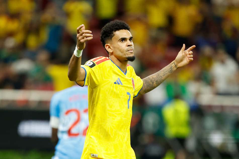 Luis Diaz levanta os braços para questionar o o gol anulado no jogo da Colômbia contra a RD do Congo na Copa do Mundo