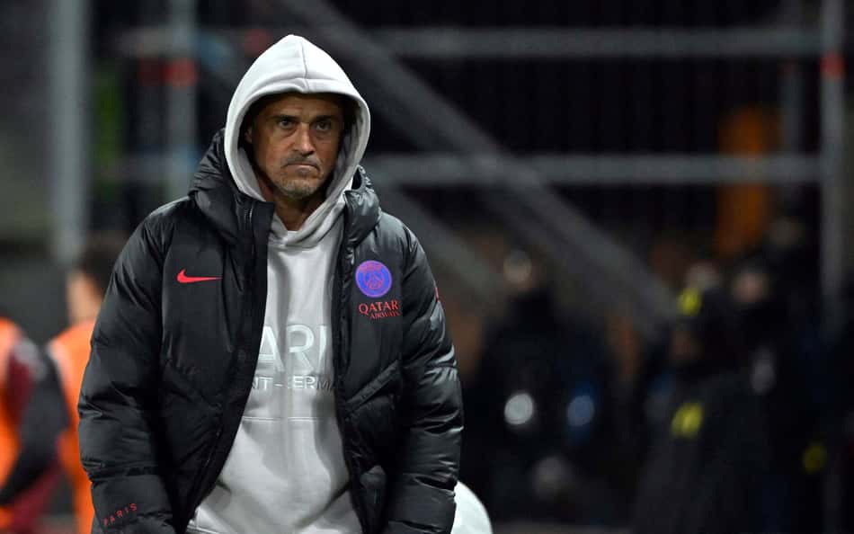 Luis Enrique observa o jogo entre PSG e Metz, pelo Campeonato Francês