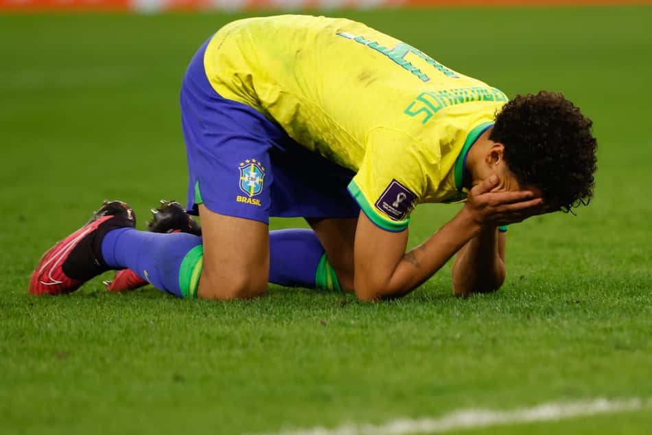 Marquinhos chorando no campo após perder o pênalti contra a Croácia em 2022