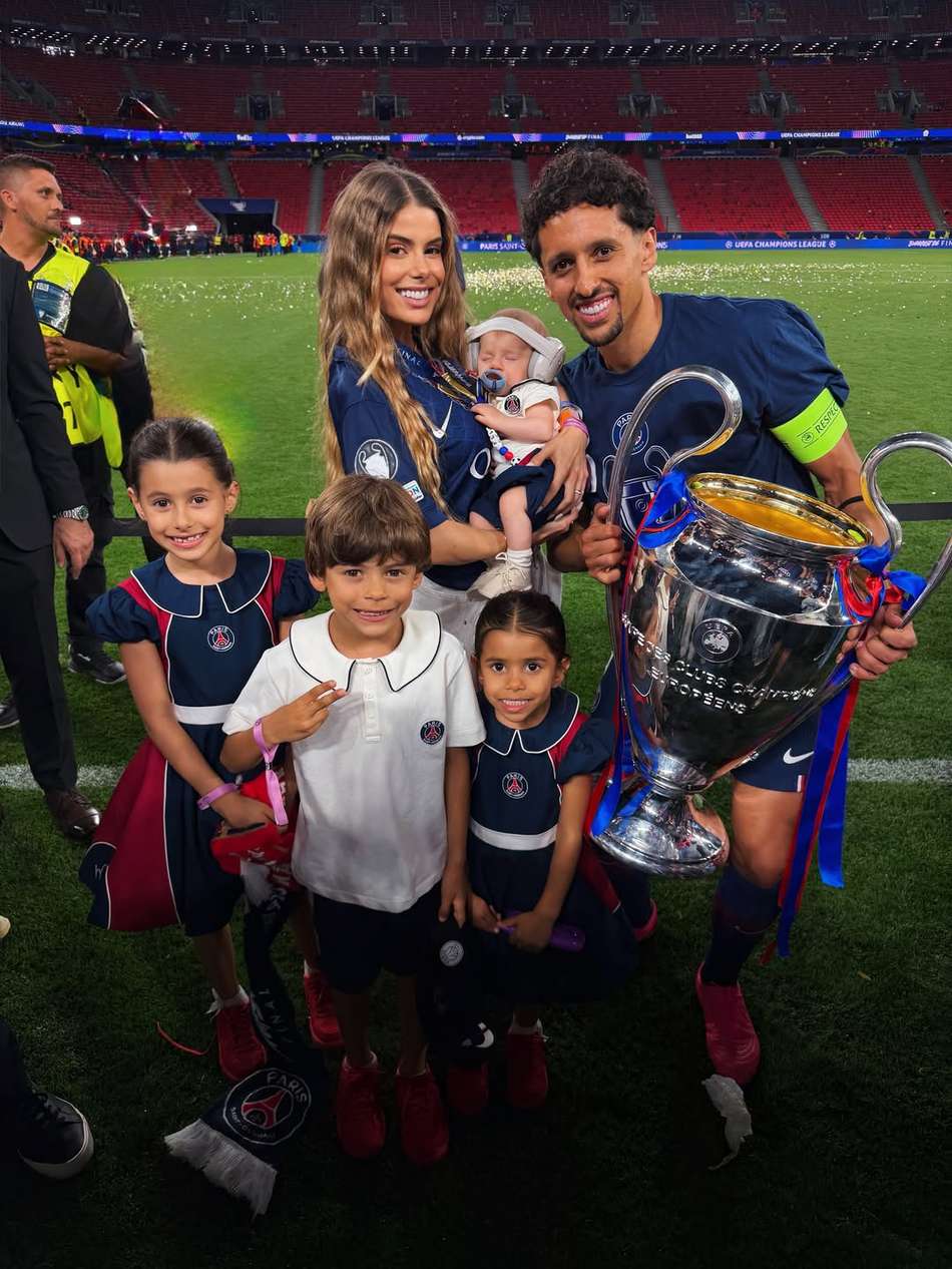Marquinhos, do PSG, junto da esposa Carol Cabrino, e os filhos, após o título contra o Arsenal na Champions League