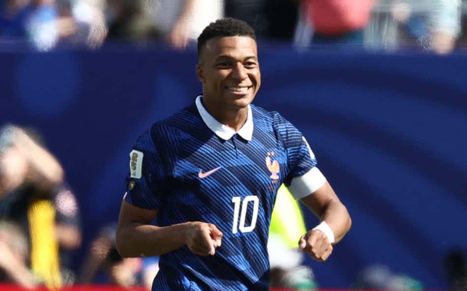 Mbappé chega ao jogo contra o Iraque com 'fome de gol' e de olho em Messi na Copa