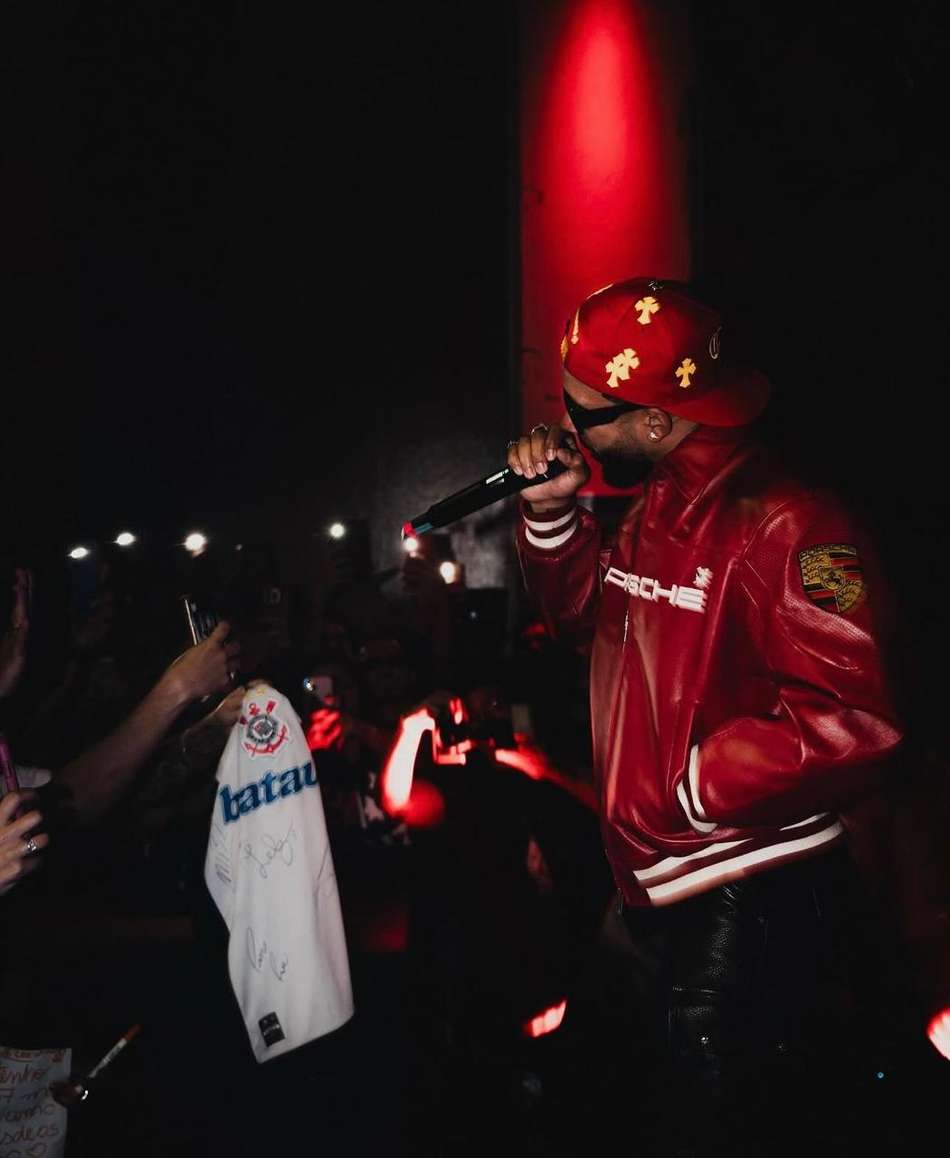 Memphis Depay cantando em uma festa com uma camsia do Corinthians
