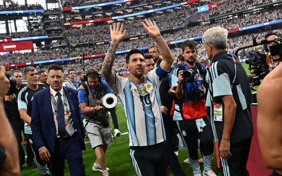 Messi acenando após o jogo entre Argentina e Áustria na Copa do Mundo
