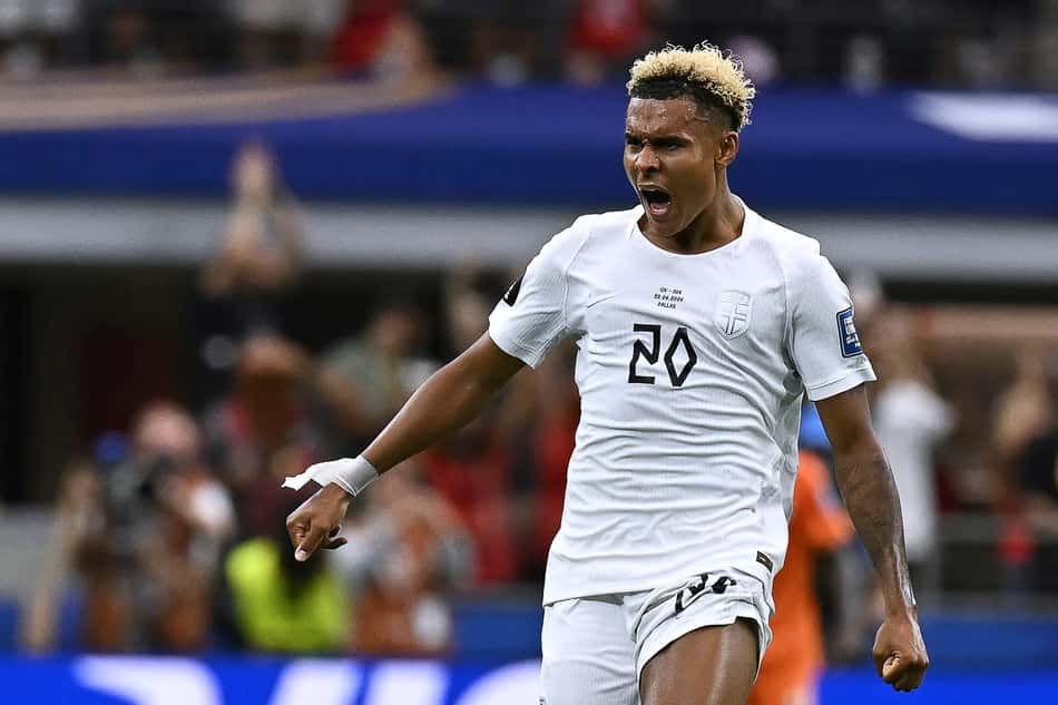 Antonio Musa, da Noruega, comemorando contra a Costa do Marfim na Copa do Mundon